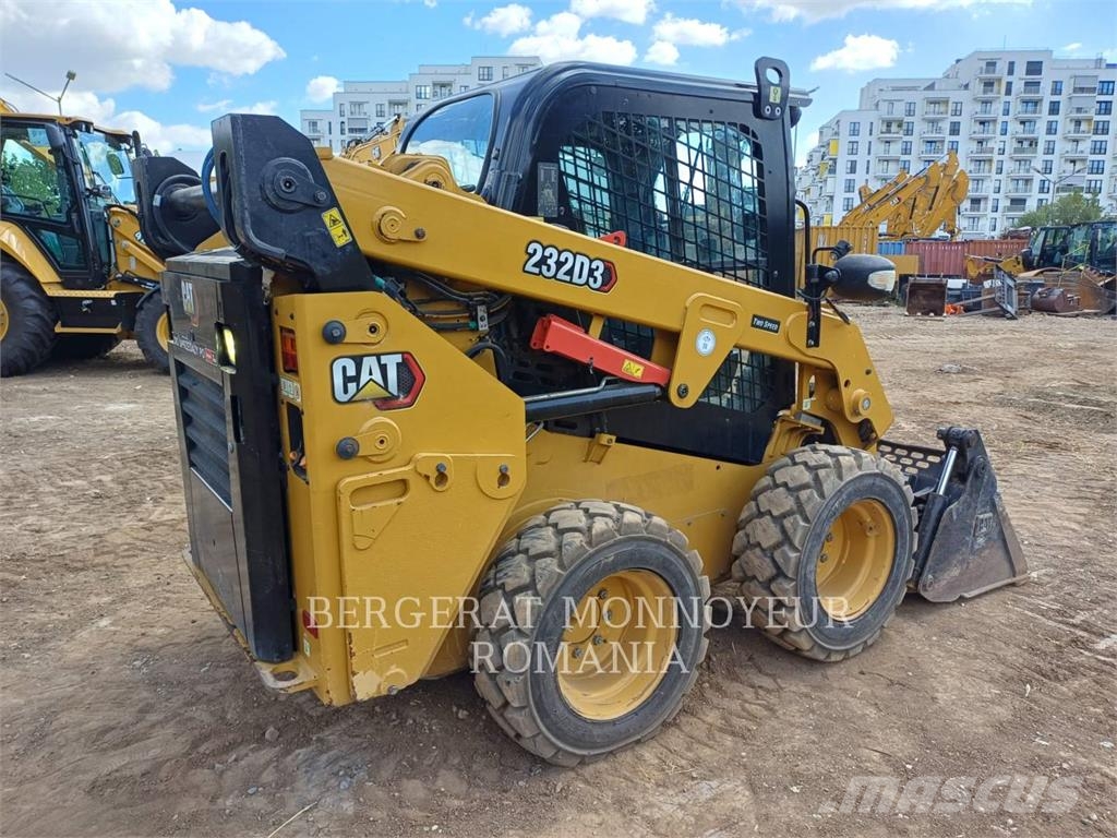 CAT 232D3 لوادر انزلاقية التوجيه