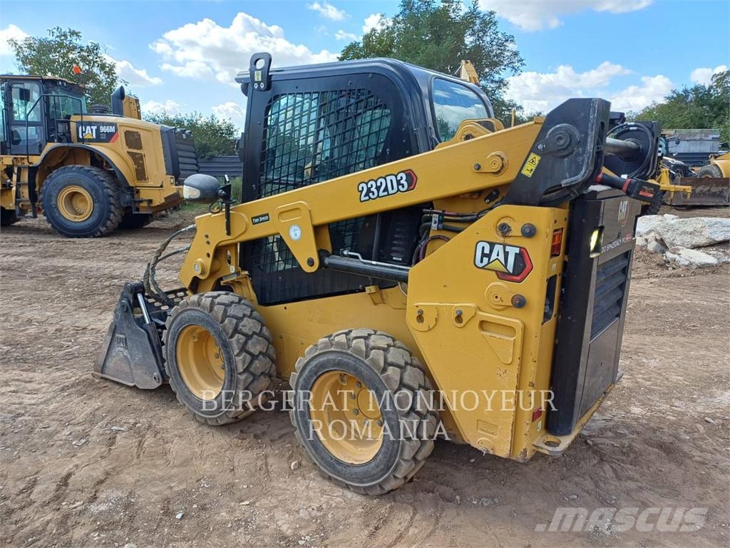 CAT 232D3 لوادر انزلاقية التوجيه