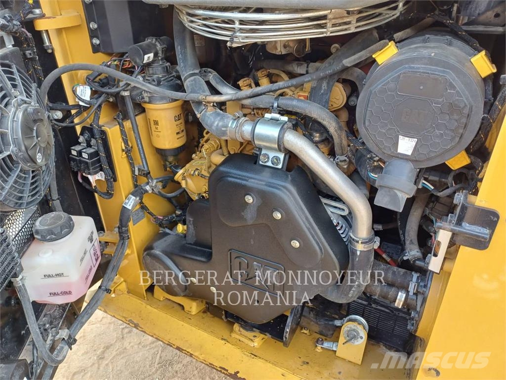 CAT 232D3 لوادر انزلاقية التوجيه