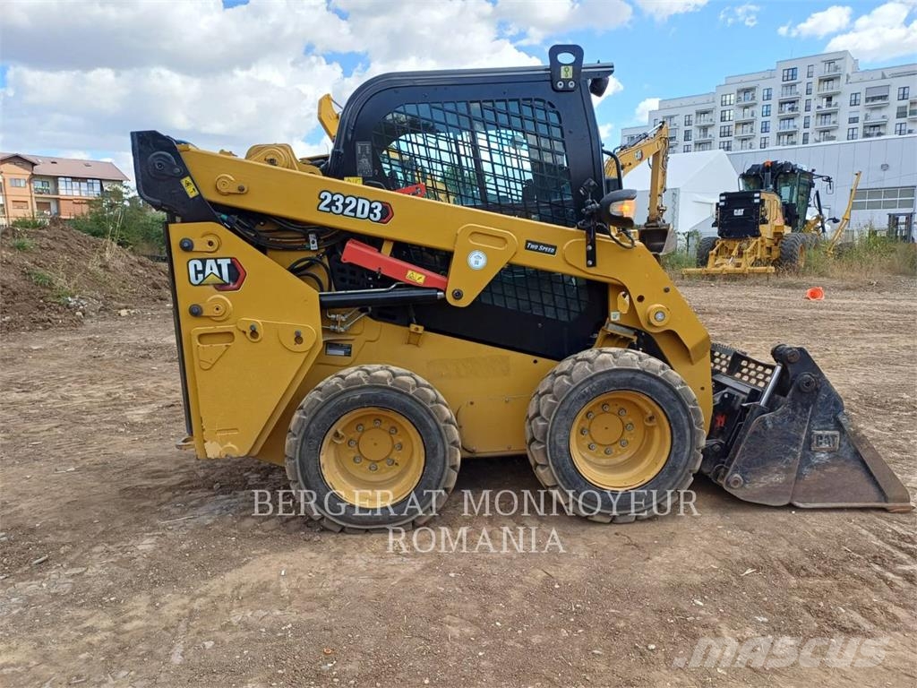 CAT 232D3 لوادر انزلاقية التوجيه