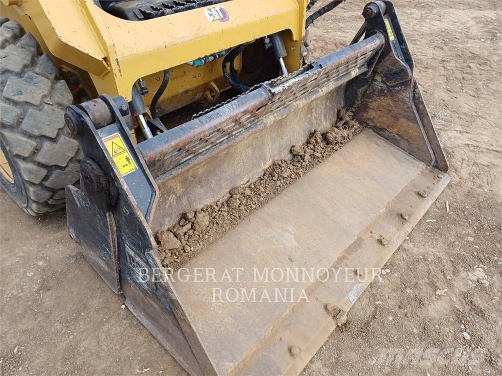 CAT 232D3 لوادر انزلاقية التوجيه