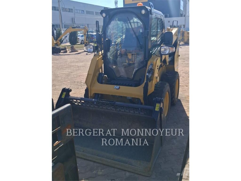 CAT 232D3 لوادر انزلاقية التوجيه
