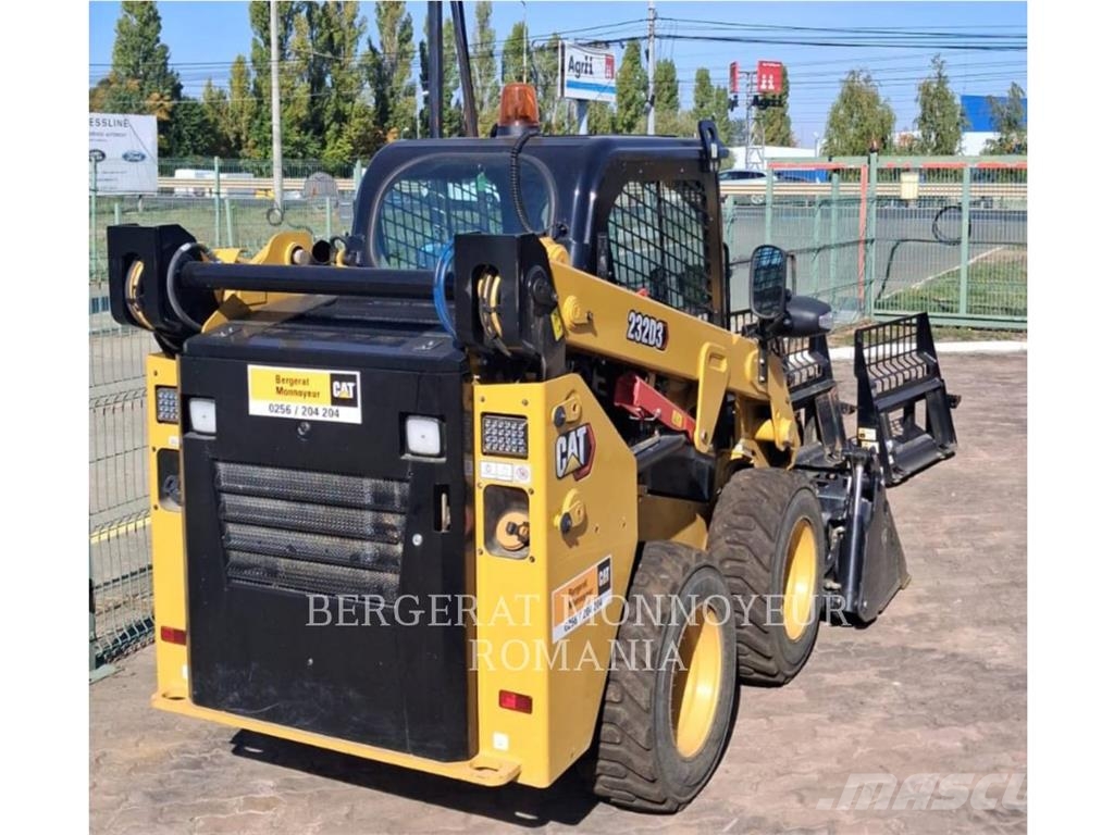 CAT 232D3 لوادر انزلاقية التوجيه
