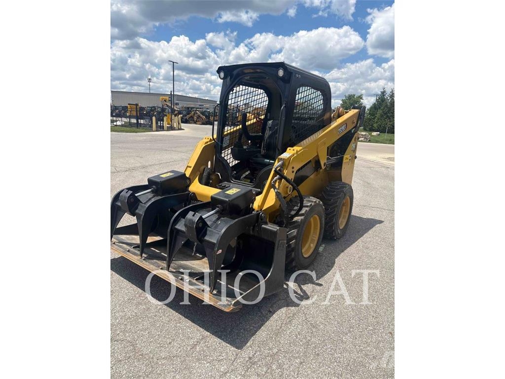 CAT 232D3 C1H1 لوادر انزلاقية التوجيه
