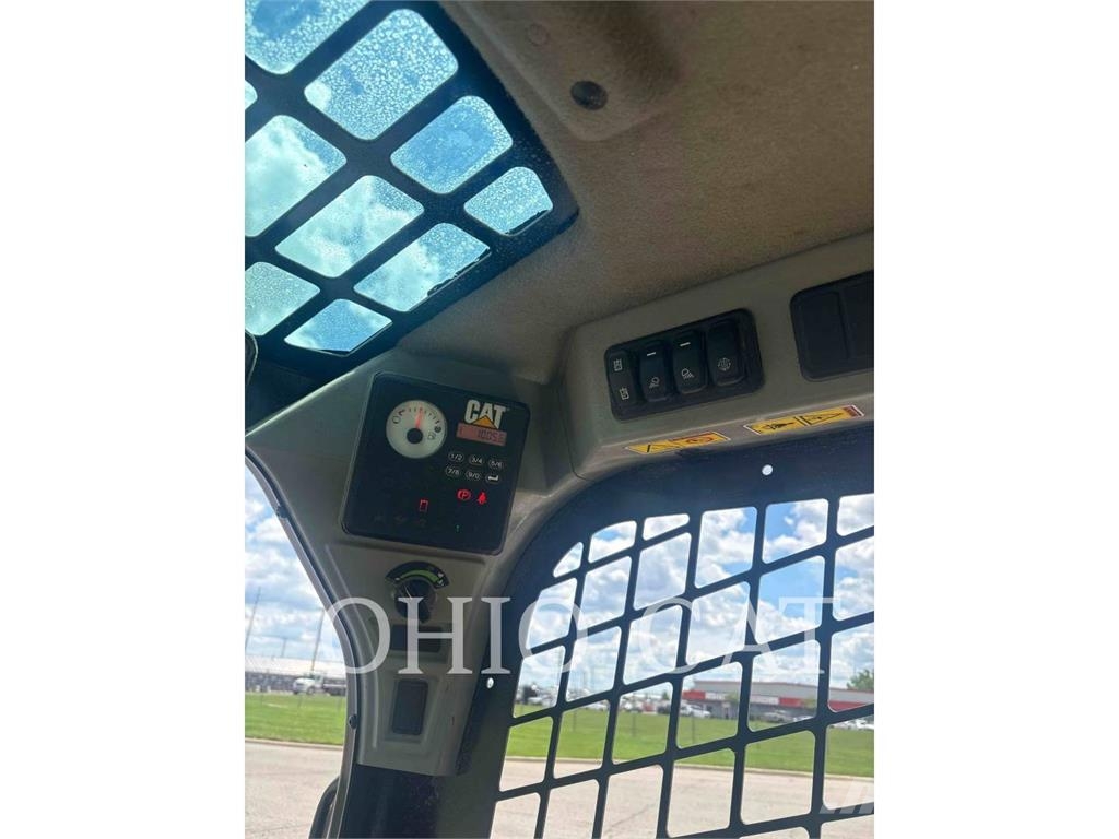 CAT 232D3 C1H1 لوادر انزلاقية التوجيه