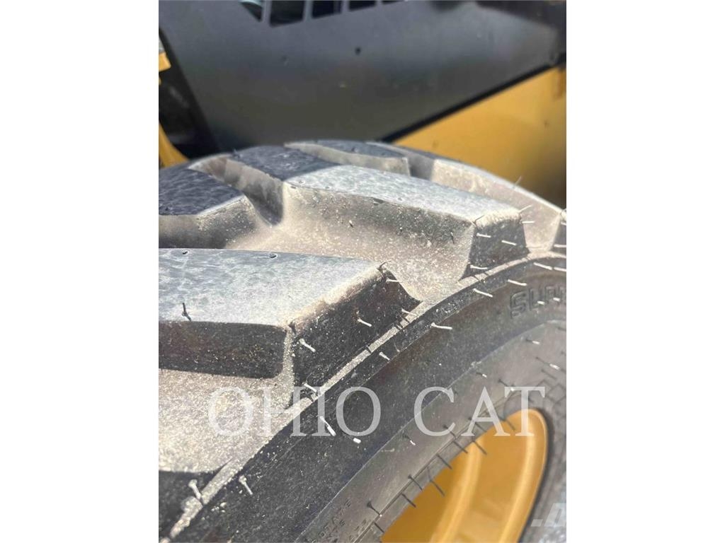 CAT 232D3 C1H1 لوادر انزلاقية التوجيه