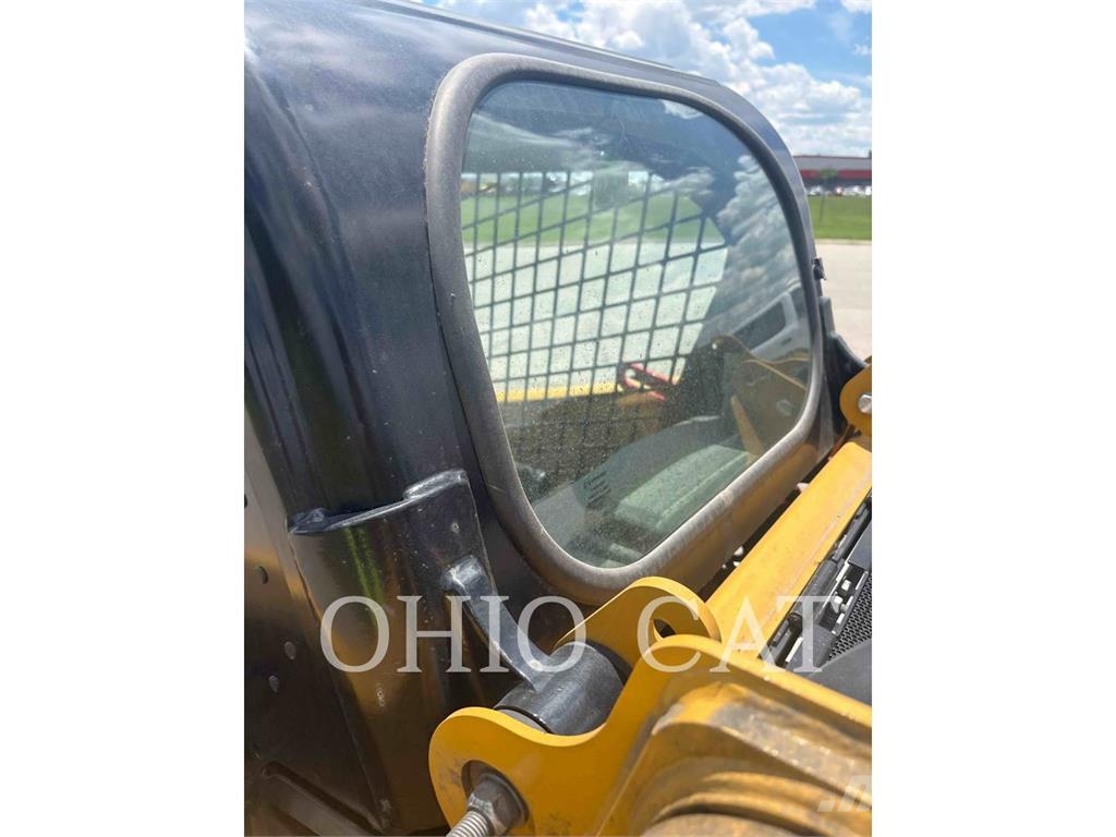 CAT 232D3 C1H1 لوادر انزلاقية التوجيه