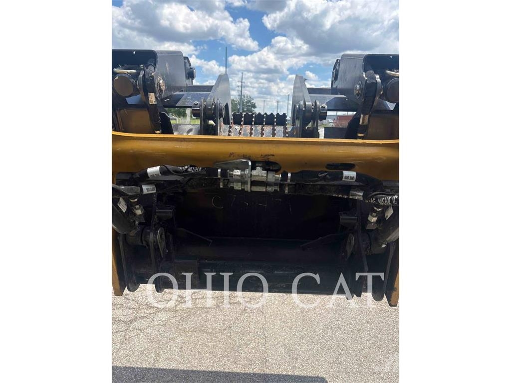 CAT 232D3 C1H1 لوادر انزلاقية التوجيه