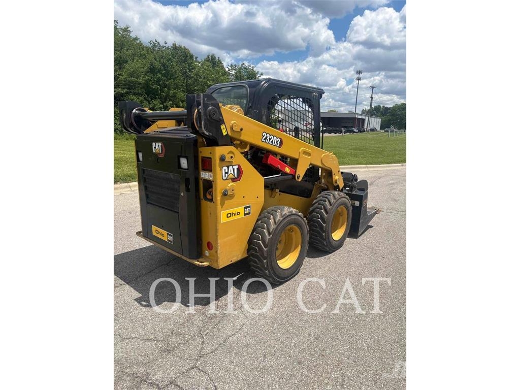 CAT 232D3 C1H1 لوادر انزلاقية التوجيه