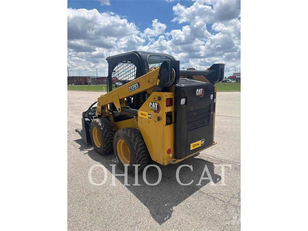 CAT 232D3 C1H1 لوادر انزلاقية التوجيه