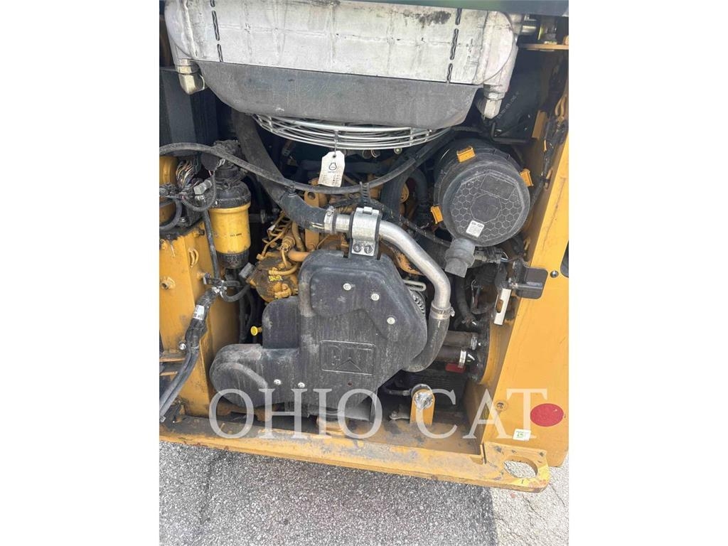 CAT 232D3 C1H1 لوادر انزلاقية التوجيه