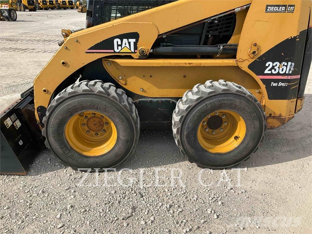 CAT 236B Skid steer mini nakladalci