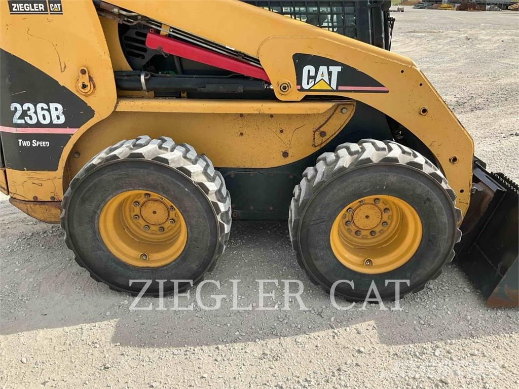CAT 236B Skid steer mini nakladalci