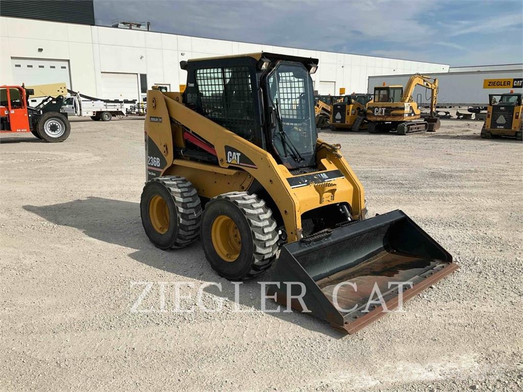 CAT 236B Skid steer mini nakladalci