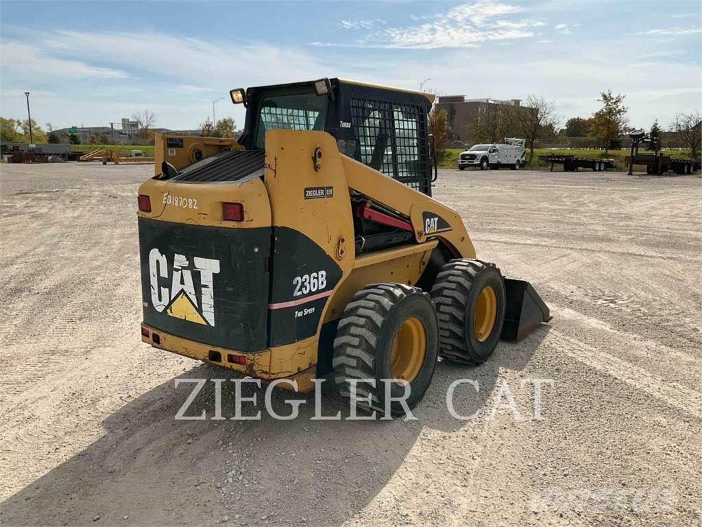 CAT 236B Skid steer mini nakladalci