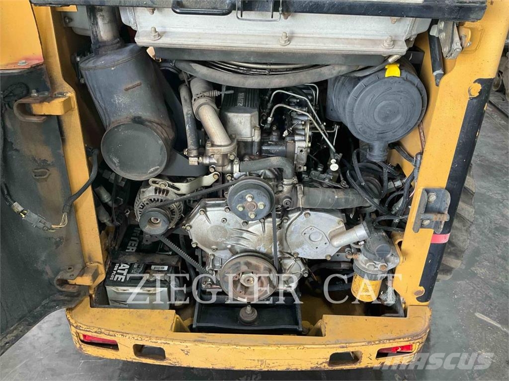 CAT 236B Skid steer mini nakladalci