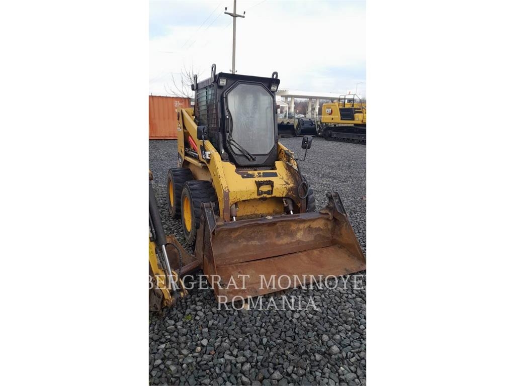 CAT 236B3 لوادر انزلاقية التوجيه