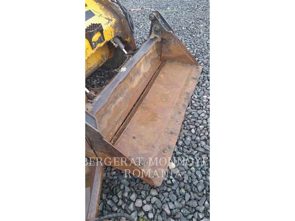 CAT 236B3 لوادر انزلاقية التوجيه
