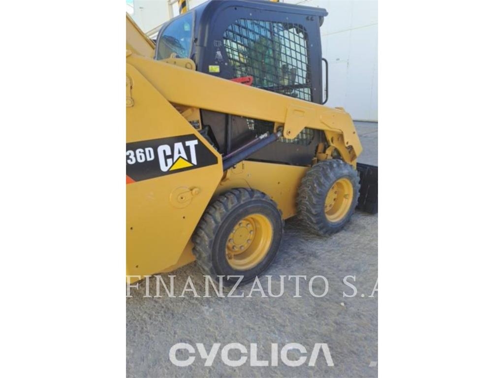 CAT 236D Chargeuse compacte