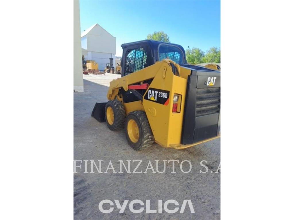 CAT 236D Chargeuse compacte