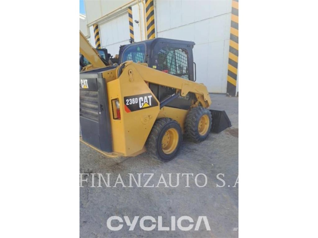 CAT 236D Chargeuse compacte
