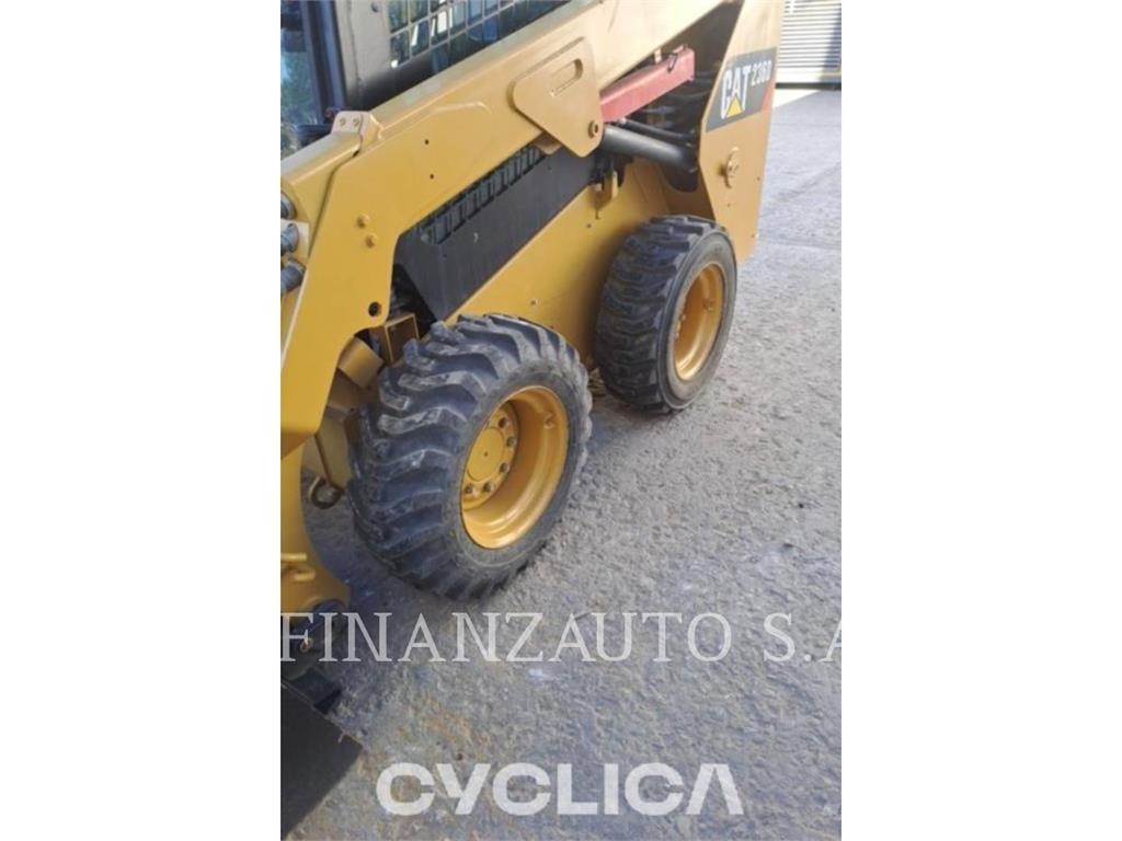 CAT 236D Chargeuse compacte