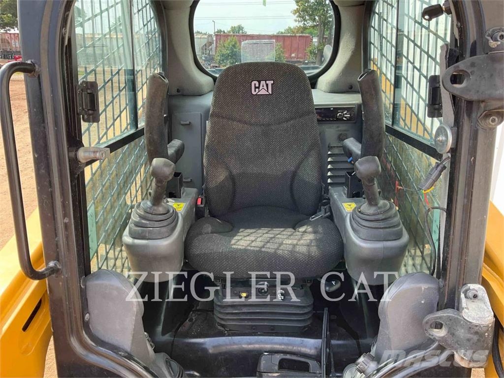 CAT 236D Kompaktlader