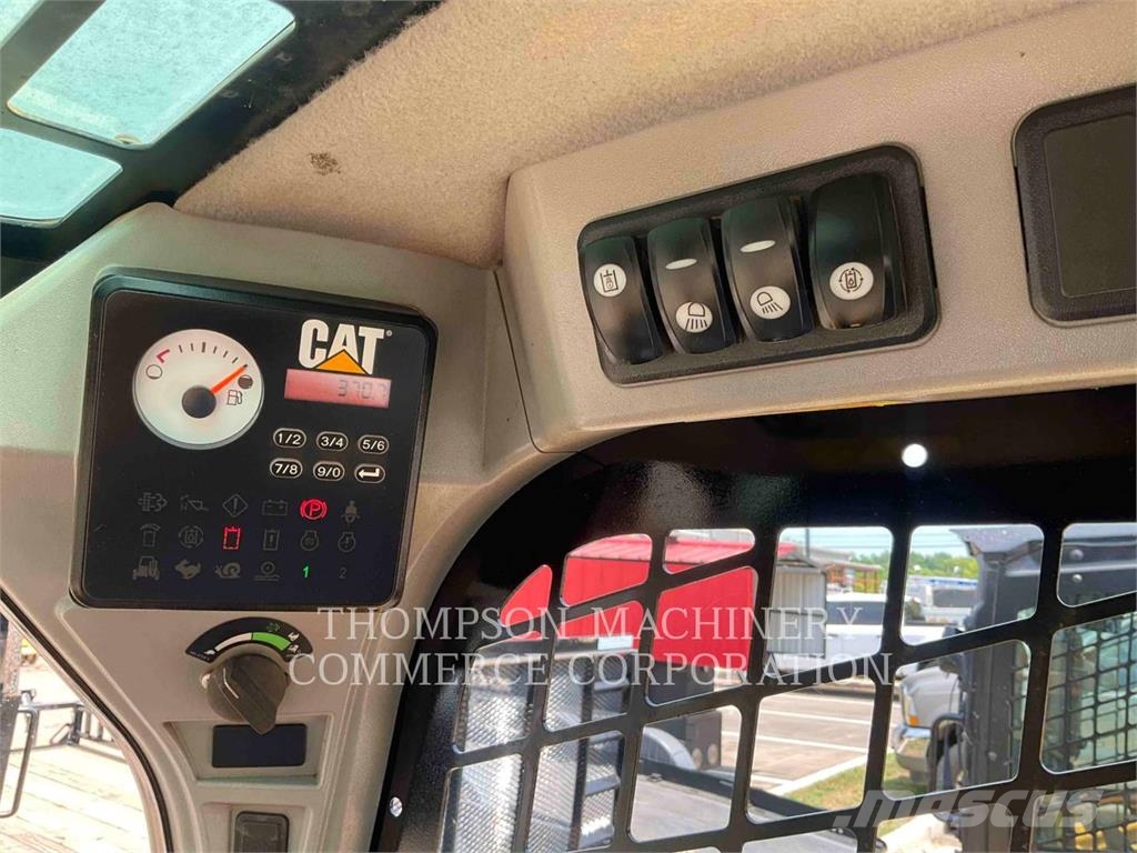 CAT 236D Chargeuse compacte