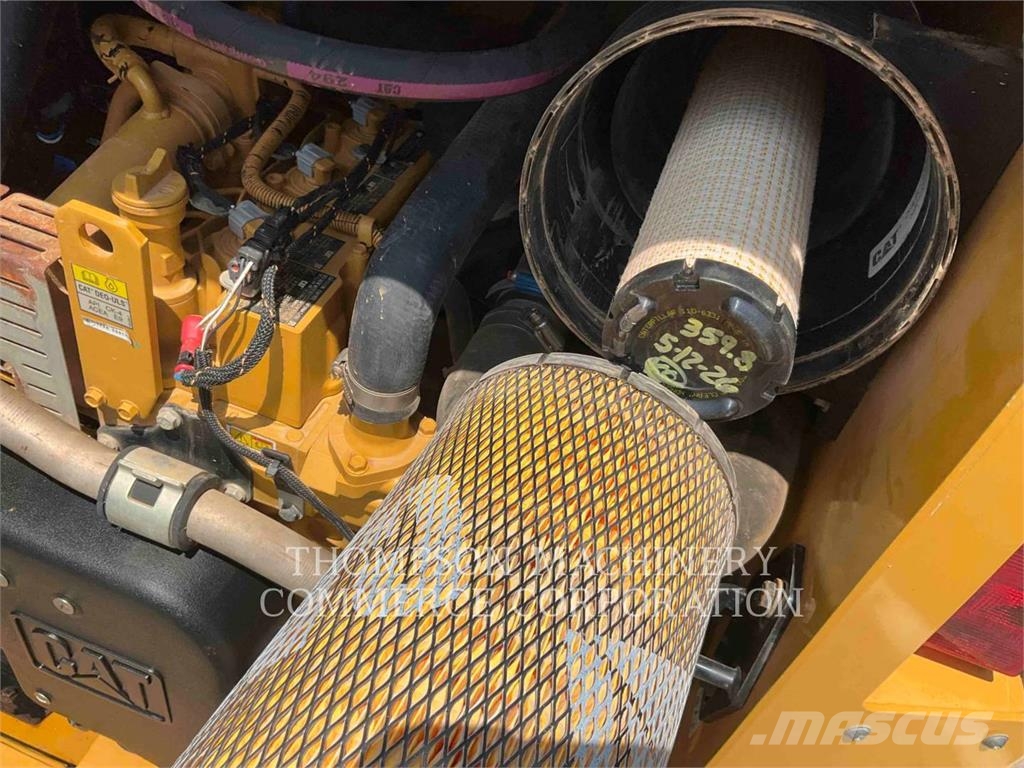 CAT 236D Chargeuse compacte