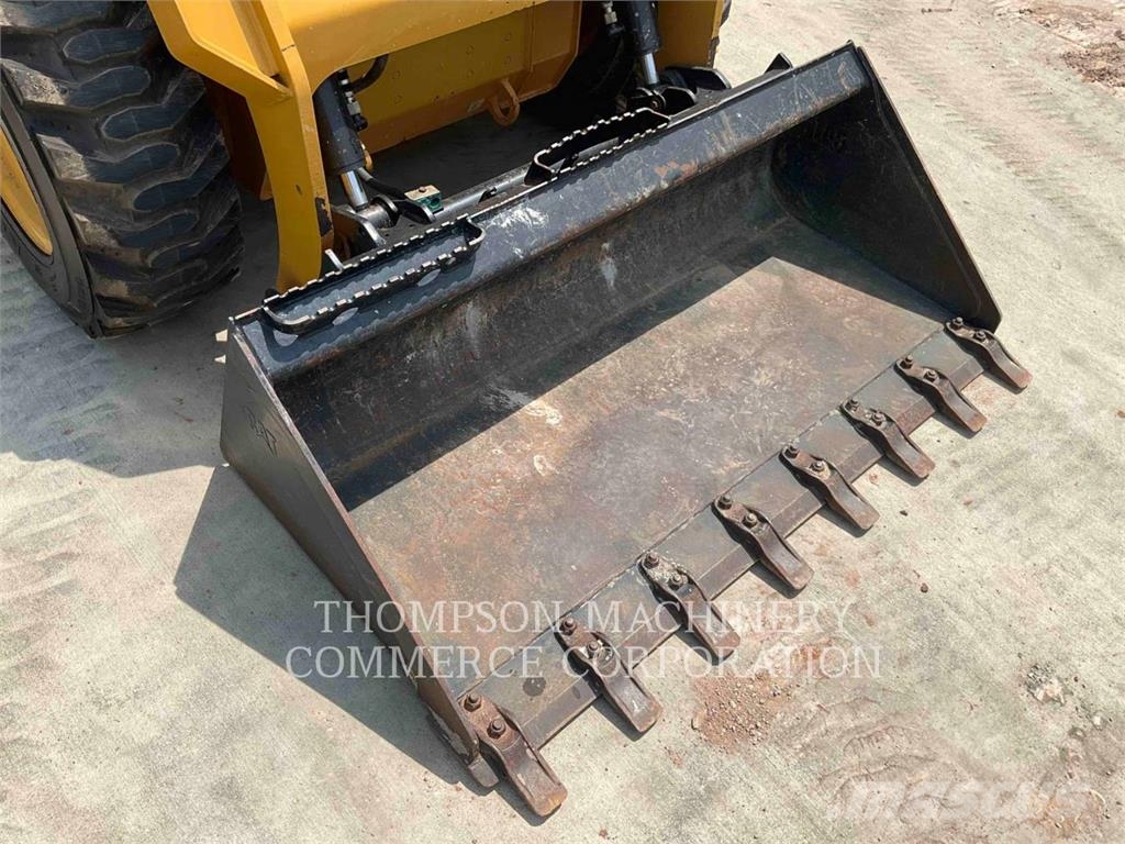 CAT 236D Chargeuse compacte
