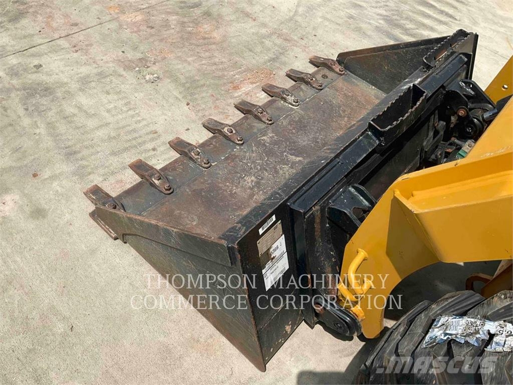 CAT 236D Chargeuse compacte