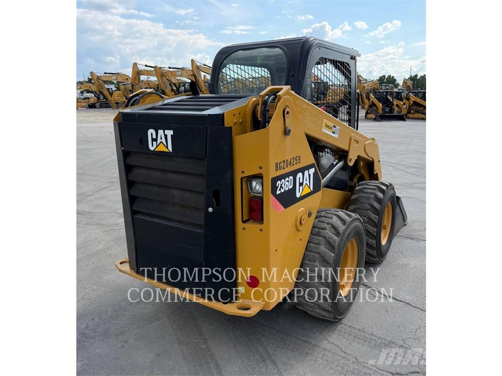 CAT 236D Chargeuse compacte