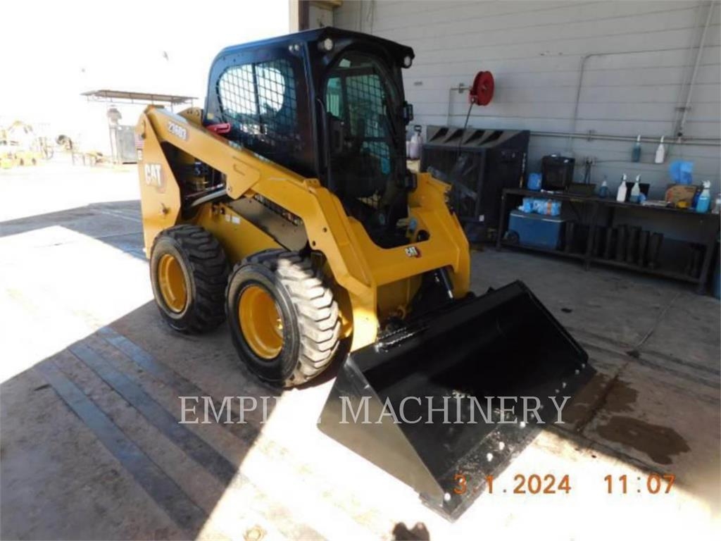 CAT 236D3 CA لوادر انزلاقية التوجيه