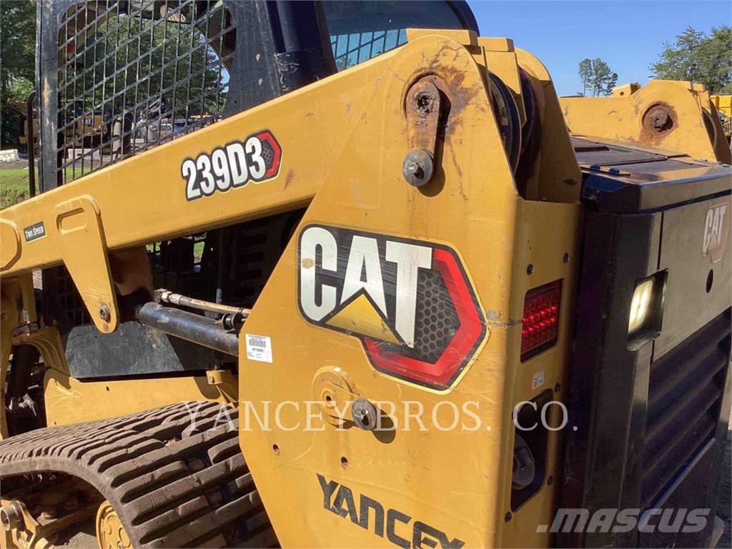 CAT 239D3 لوادر انزلاقية التوجيه