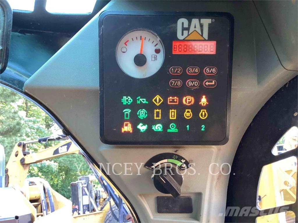 CAT 239D3 لوادر انزلاقية التوجيه