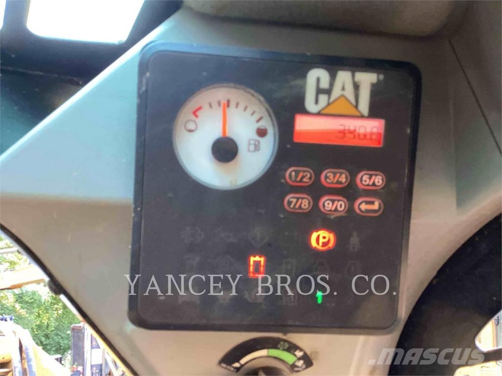 CAT 239D3 لوادر انزلاقية التوجيه