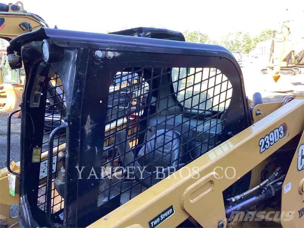 CAT 239D3 لوادر انزلاقية التوجيه