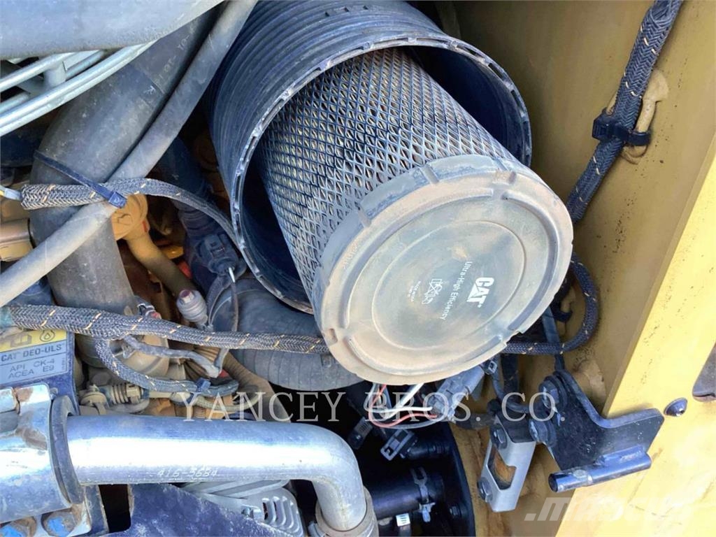 CAT 239D3 لوادر انزلاقية التوجيه