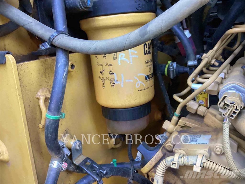 CAT 239D3 لوادر انزلاقية التوجيه