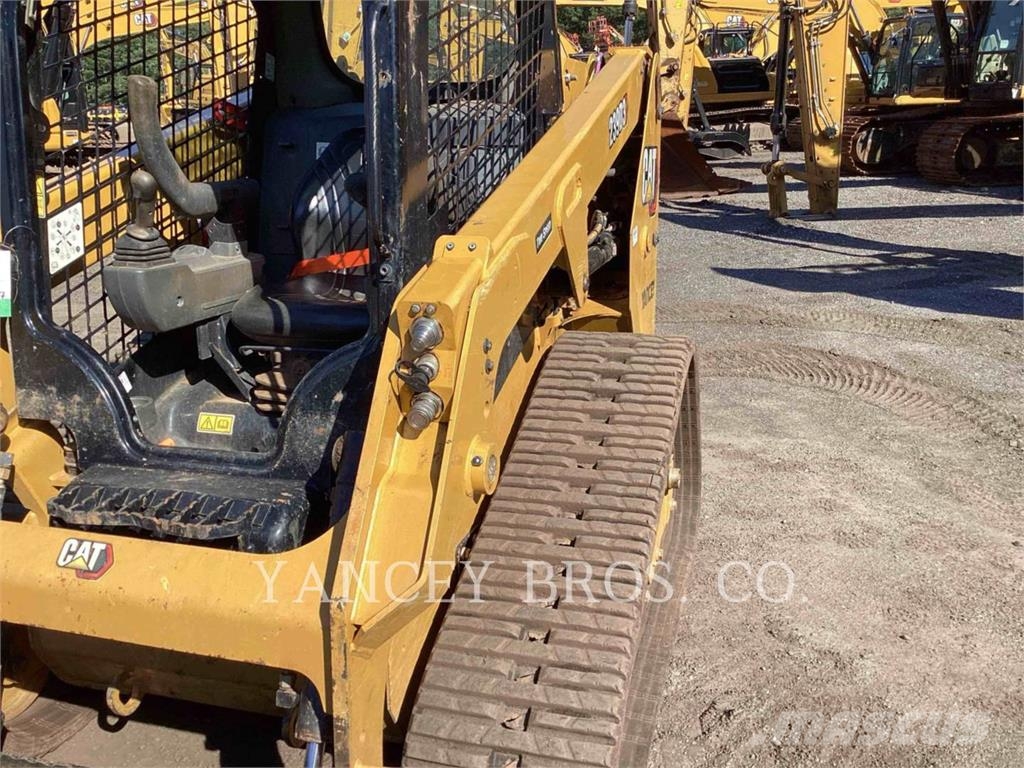 CAT 239D3 لوادر انزلاقية التوجيه