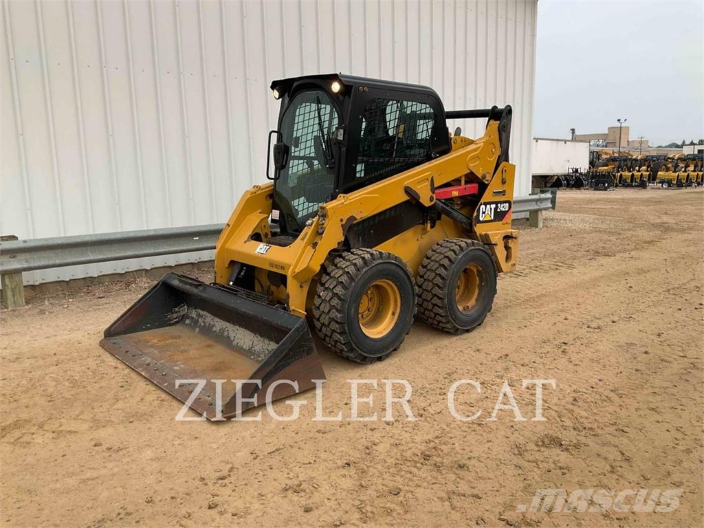 CAT 242D لوادر انزلاقية التوجيه