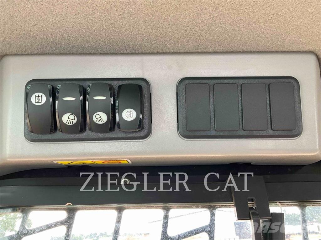 CAT 242D لوادر انزلاقية التوجيه
