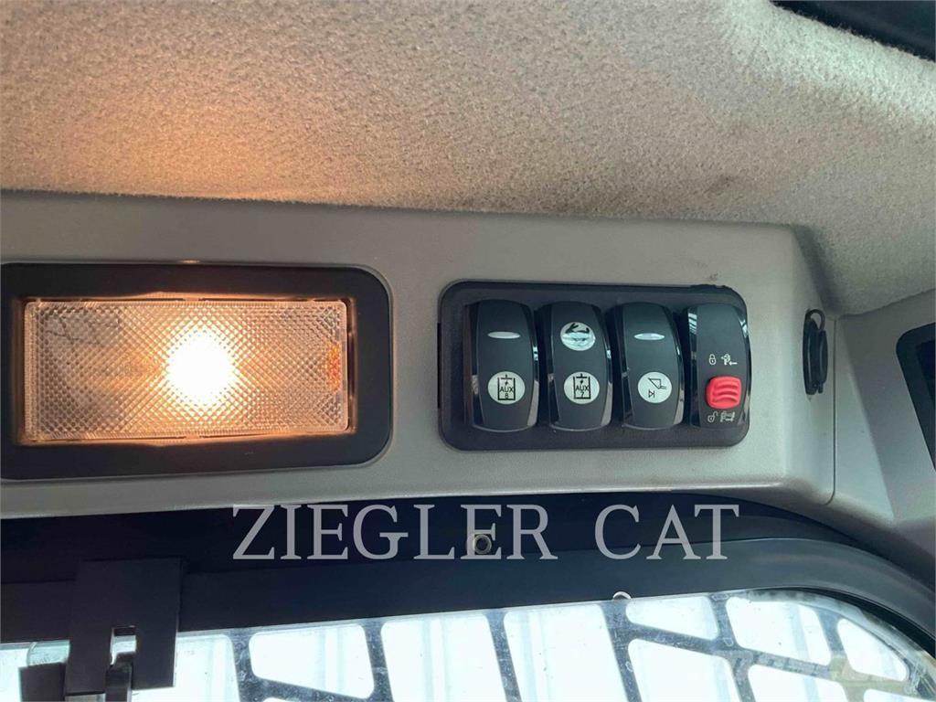 CAT 242D لوادر انزلاقية التوجيه