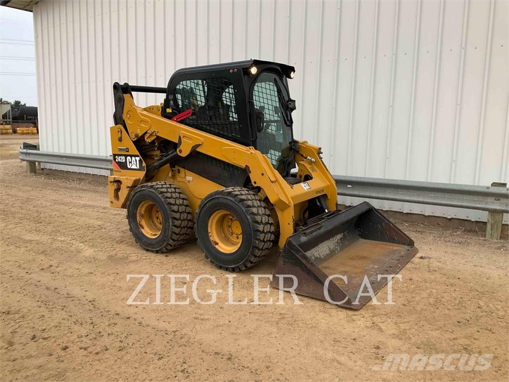 CAT 242D لوادر انزلاقية التوجيه