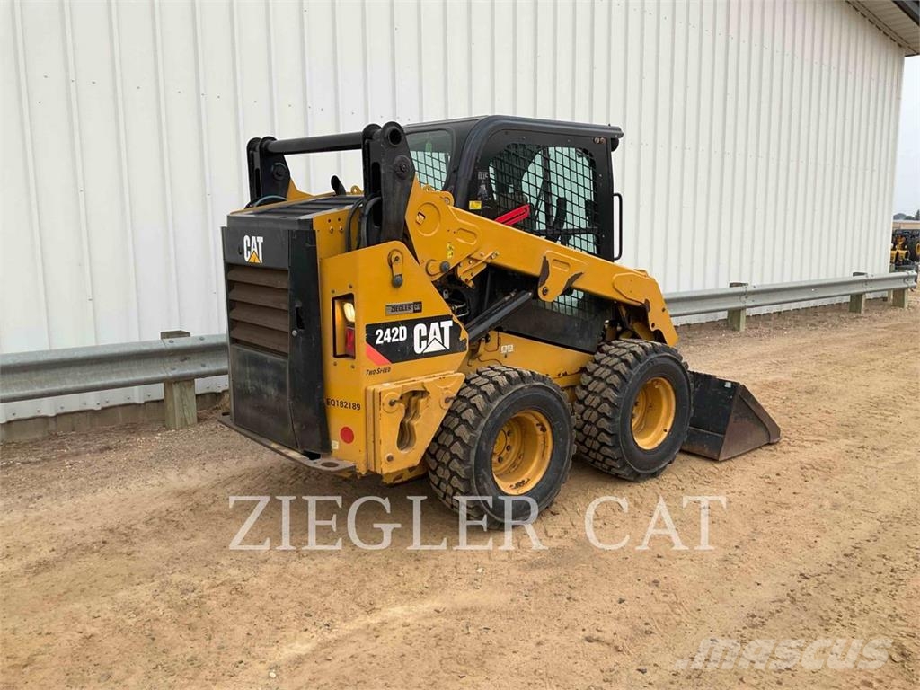 CAT 242D لوادر انزلاقية التوجيه