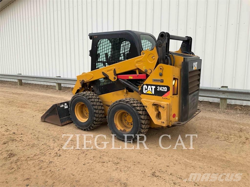 CAT 242D لوادر انزلاقية التوجيه
