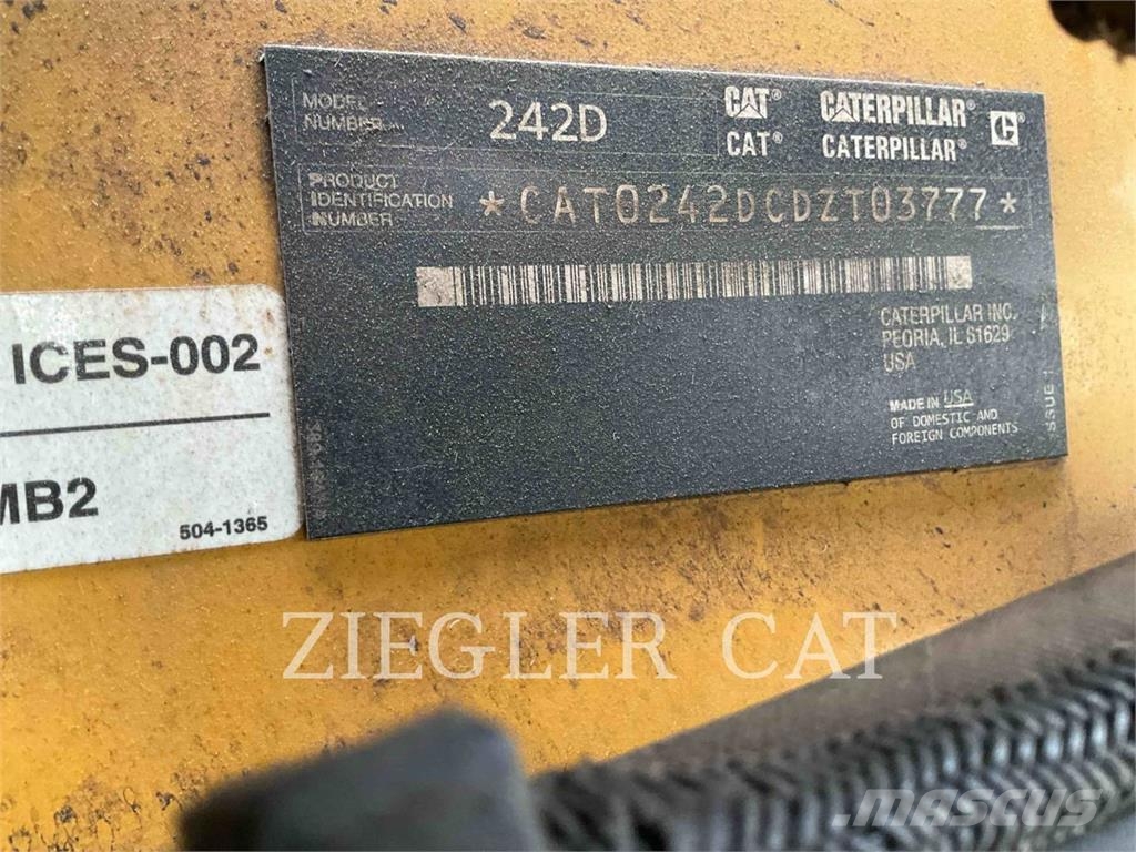 CAT 242D لوادر انزلاقية التوجيه