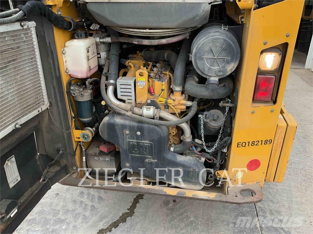 CAT 242D لوادر انزلاقية التوجيه