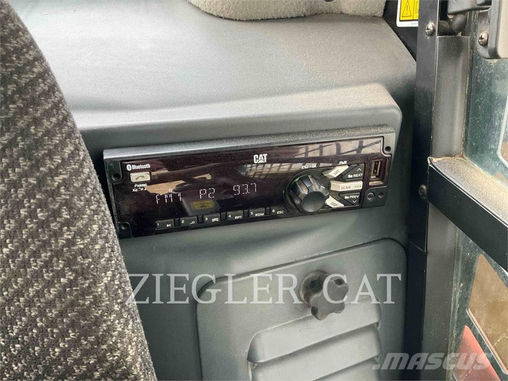 CAT 242D لوادر انزلاقية التوجيه