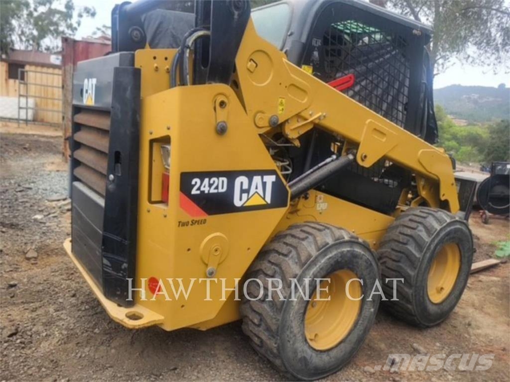 CAT 242D Lietoti riteņu kompaktiekrāvēji